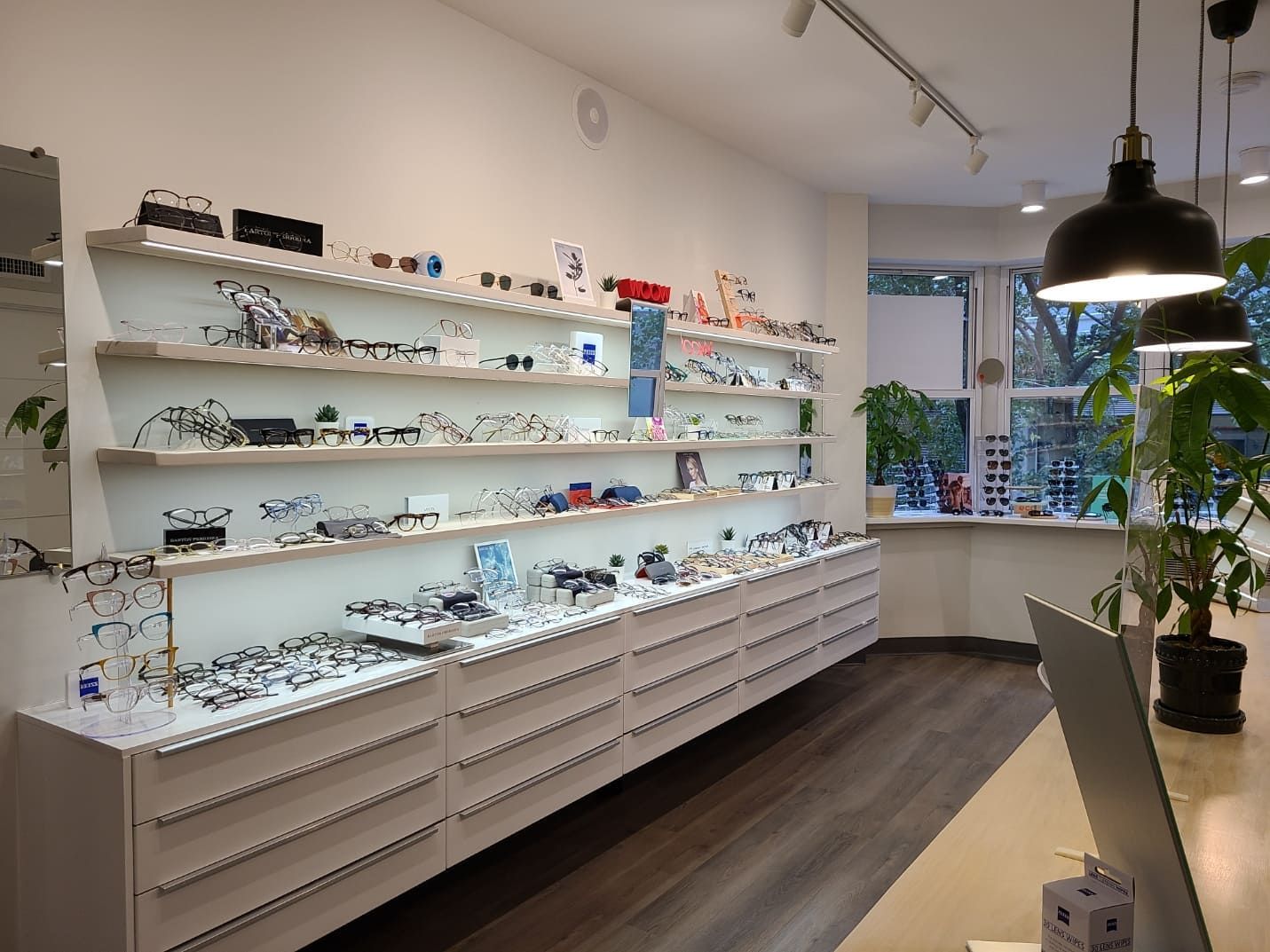 Eye Associates of New York | Computer Vision, PosEYEdon and Envision By Inmode System